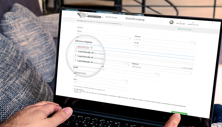 Live Adressprüfung und -vervollständigung bei Registrierung und im Checkout.